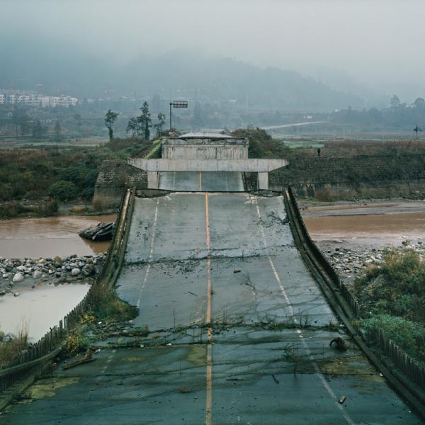 Xiaoyudong bridge, Sichuan Earthquake Tour, Chine;
Série I was here - Tourisme de la désolation, 2009
